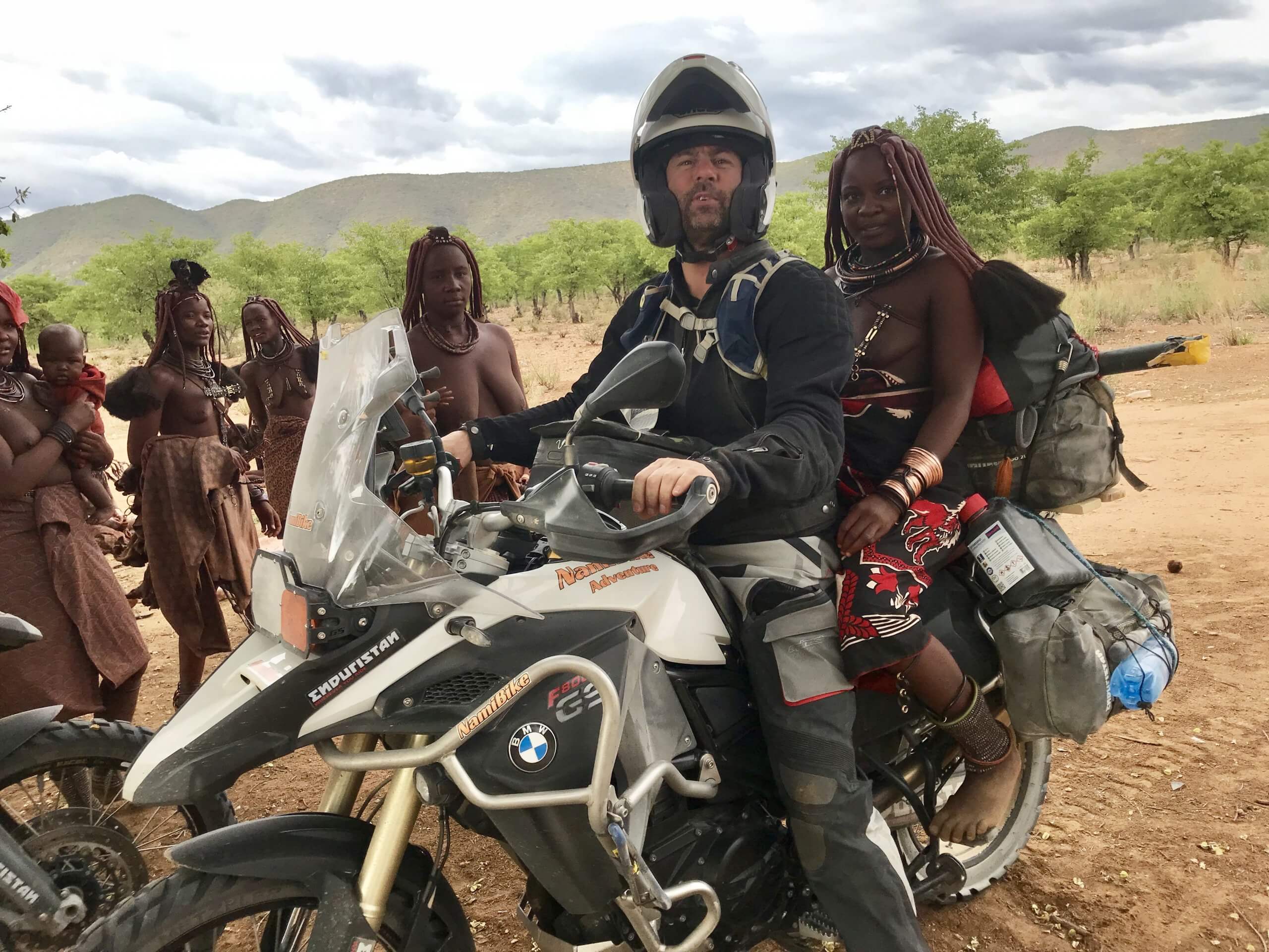 EPISODE 1: en Namibie, tout y est absolument grandiose. Les paysages : des plaines lunaires, des déserts de sables rouges, des montagnes bleues, des canyons, des dunes immenses. La faune: girafes, rhinocéros, buffles, lions, antilopes, éléphants. Et les gens: des nambiens, des mecs super nantis … ou plutôt des gens bien et super gentils. Le tout dans un pays 25 fois moins peuplés que la France et pourtant 1,2 fois plus grand.