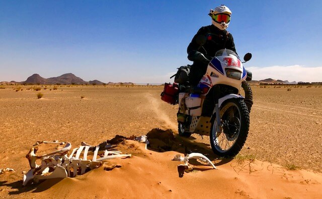 EPISODE 2 avec une découverte de la Mauritanie bien plus compliquée que prévue ! Après avoir pris le thé avec un chercheur d'or, nous cherchons à notre tour ...de l'or noir !