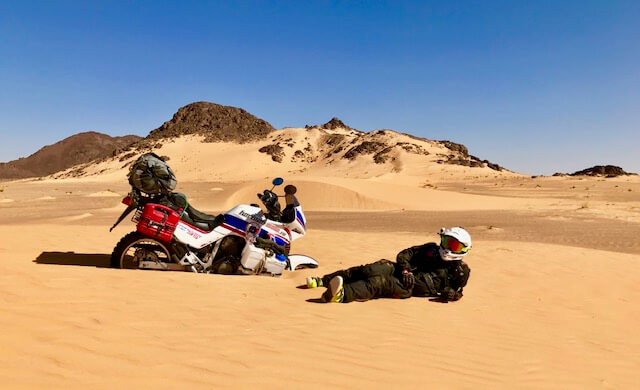 EPISODE 1 où nous avons pour de vrai, franchi la porte de nos rêves! L'occasion de te raconter l'origine de cette idée, la préparation des motos et nos premières galères au Maroc (erg Chebbi / erg Chegaga) ... avant l'enfer de la Mauritanie !