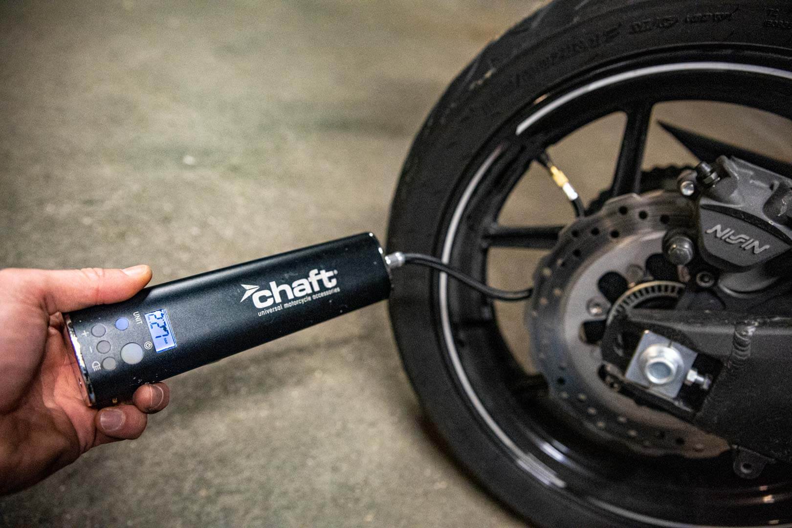 essai comparatif gonfleur pneus portables moto en road trip