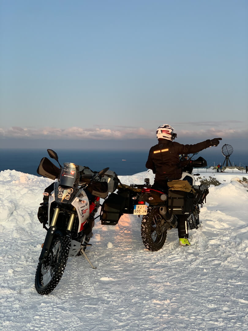 essai des pneus cloutés pour rouler sur la neige à moto