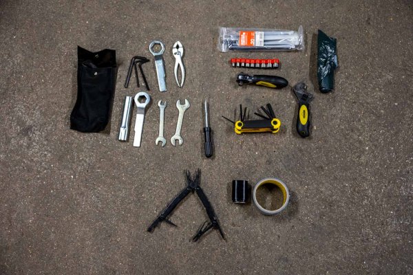 Atelier Moto Avec Kit D'outils Mécaniques À Main. Établi Avec Jeux